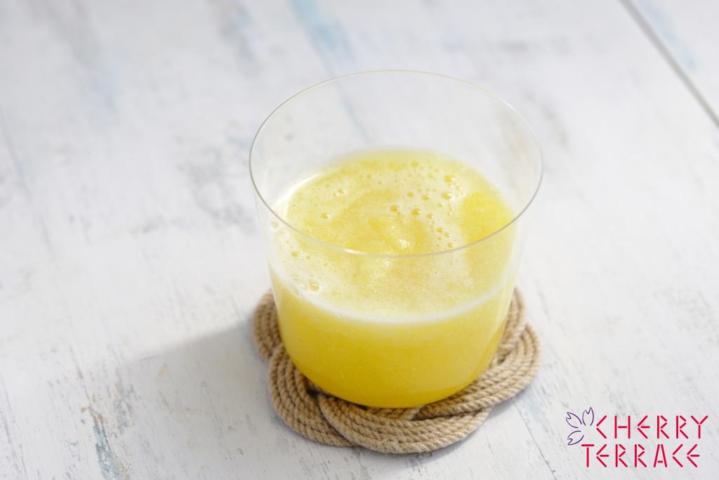 セロリ、パイナップル、レモンの爽やかスムージー