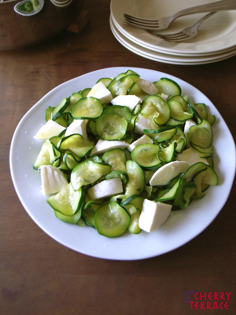 ズッキーニとモッツァレラチーズのサラダ