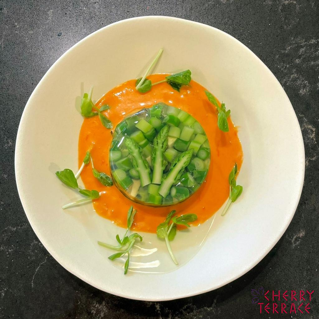 アスパラガスとアボカドのジュレ　トマトソース