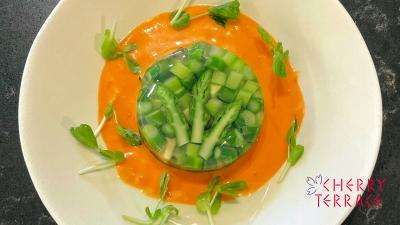 アスパラガスとアボカドのジュレ トマトソース