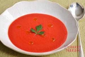 ビーツとトマトの真っ赤なスープ
