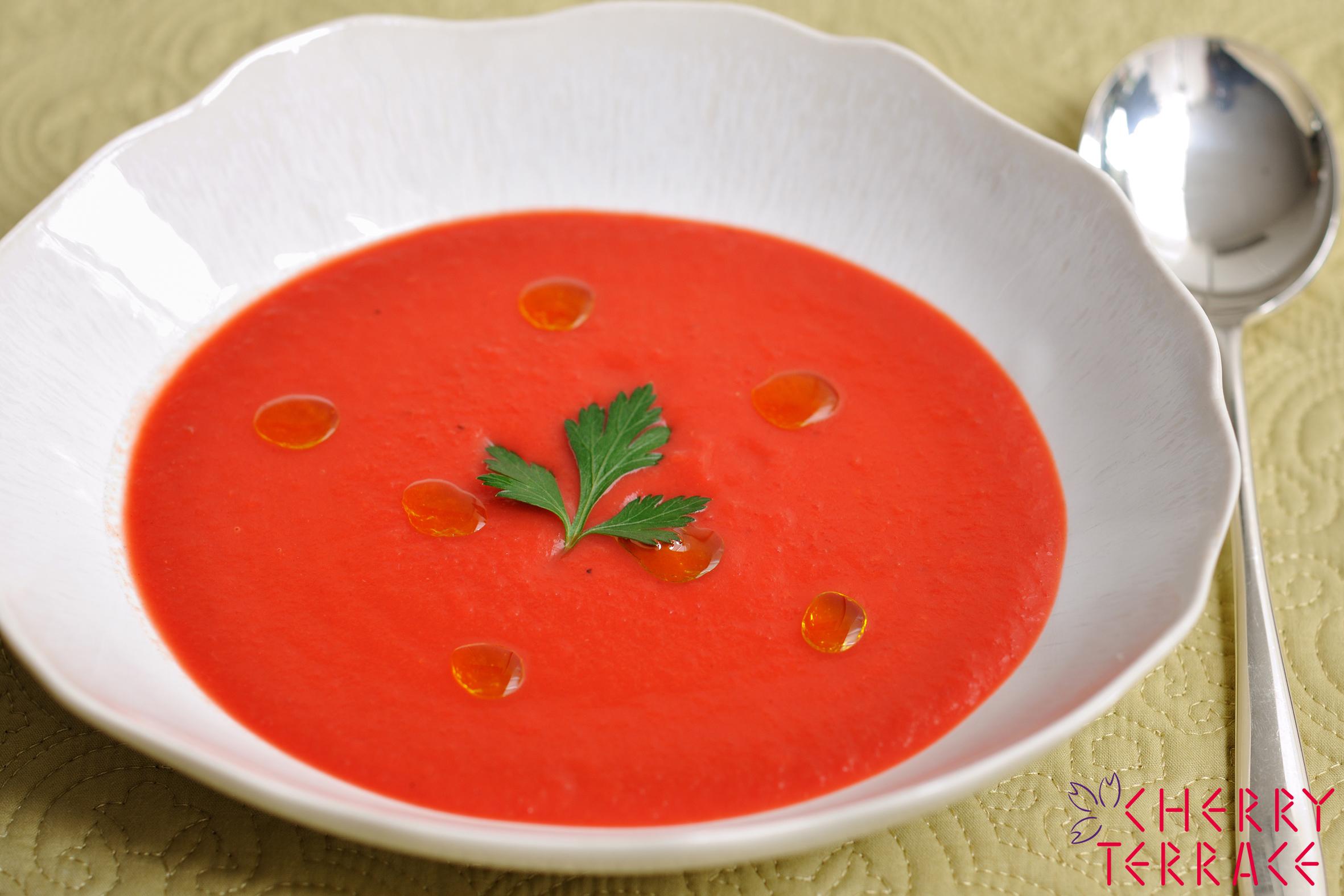 ビーツとトマトの真っ赤なスープ