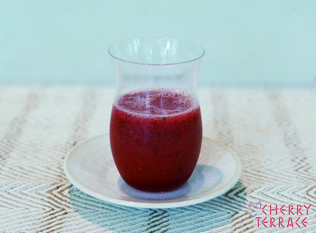 スイカ、ラズベリー、大葉のスムージー