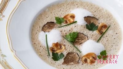 香り高い茸のカプチーノ 秋トリュフの香り