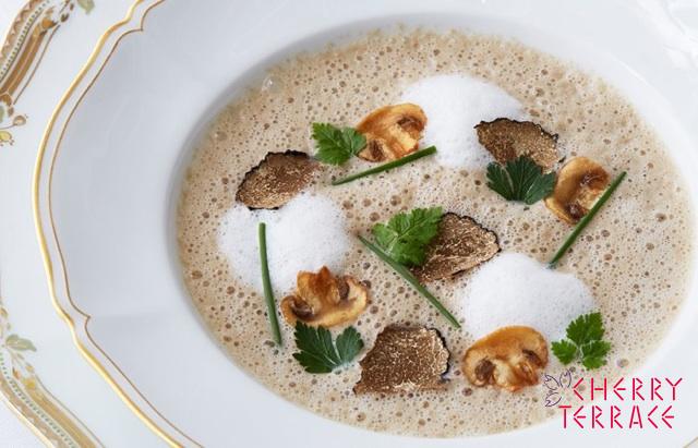 香り高い茸のカプチーノ 秋トリュフの香り