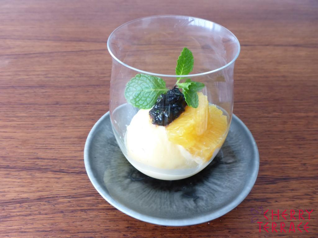 オレンジとバニラアイスクリームのバルサミコジュレ添え