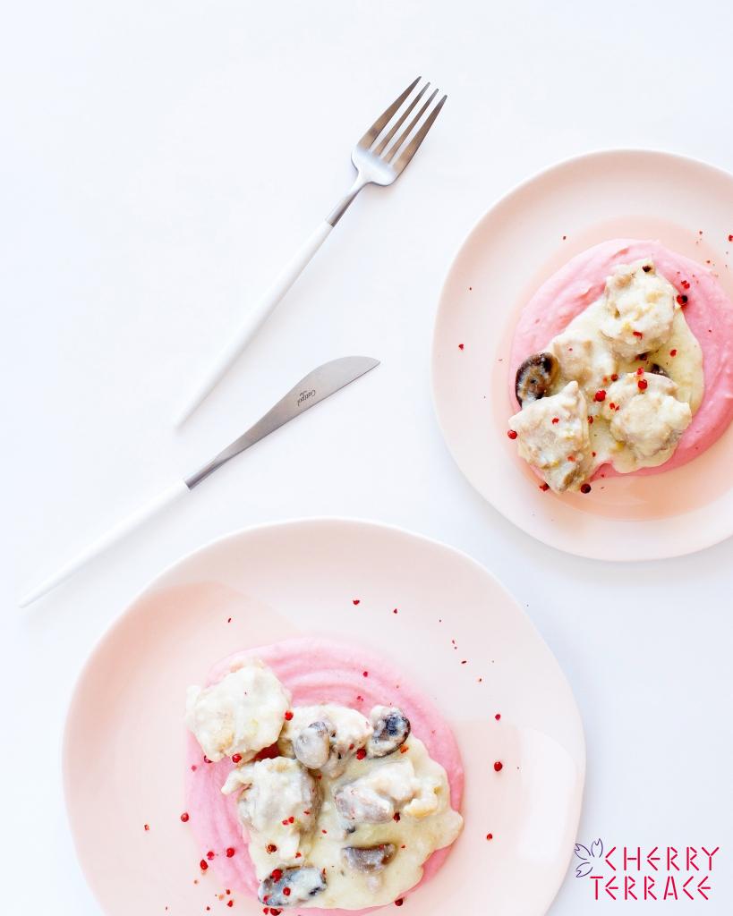 チキンフリカッセとビーツ色のマッシュポテト