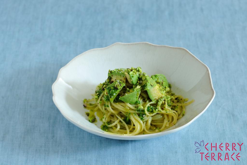 アボカドとコリアンダーの冷たいリングイネ