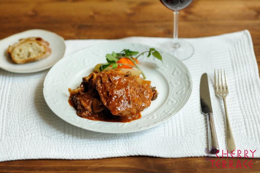 鶏肉ときのこの赤ワイン煮込み