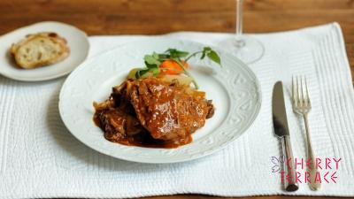 鶏肉ときのこの赤ワイン煮込み