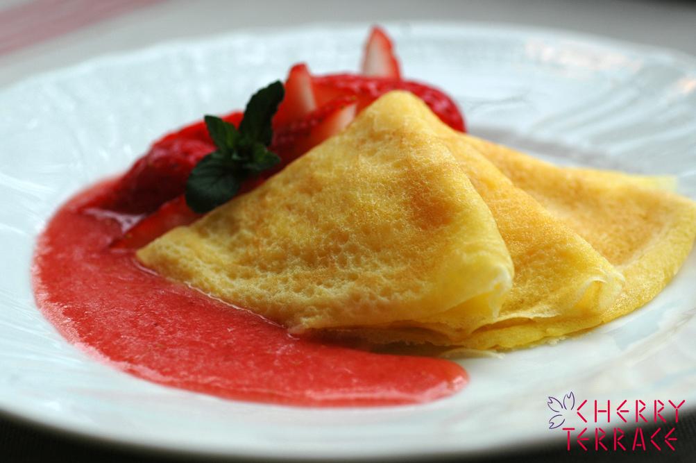 カスタードクレープといちごソース