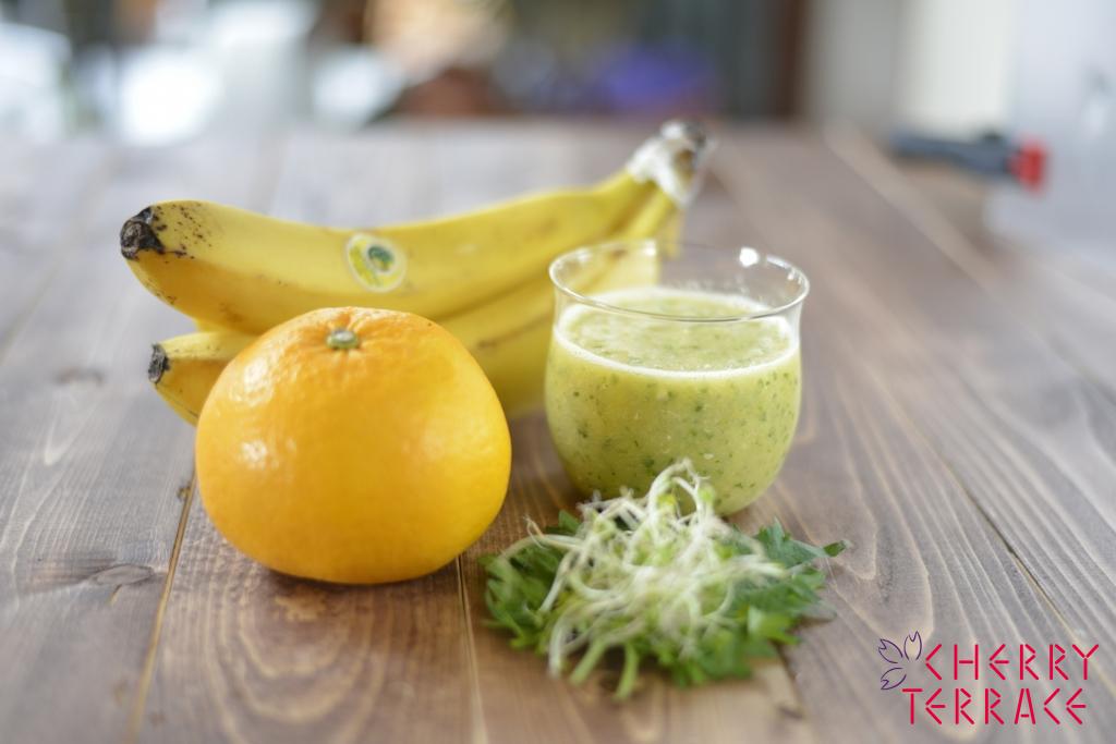 甘夏、バナナ、ブロッコリースプラウト、大葉のスムージー