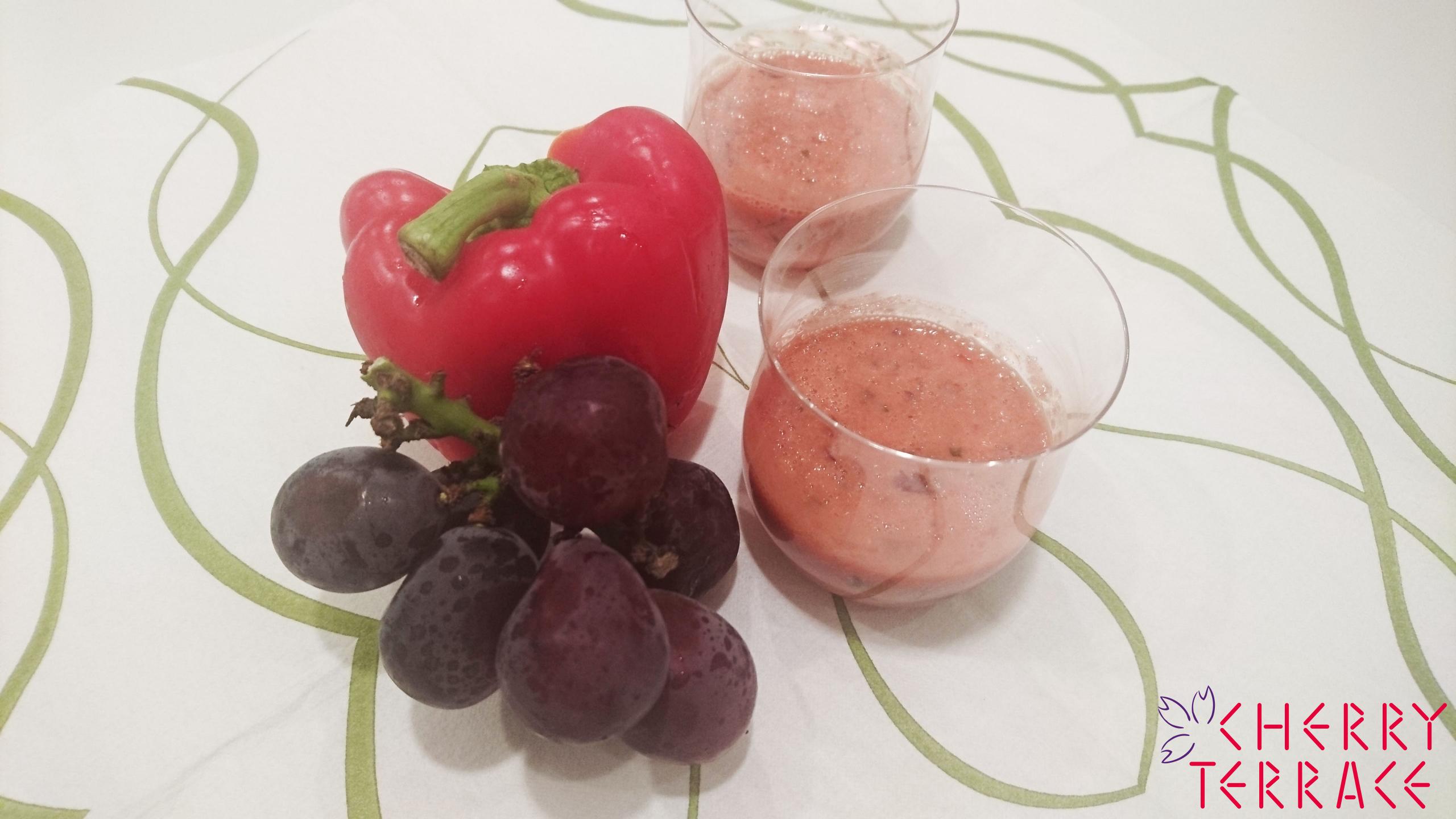 すいか、ぶどう、パプリカのスムージー