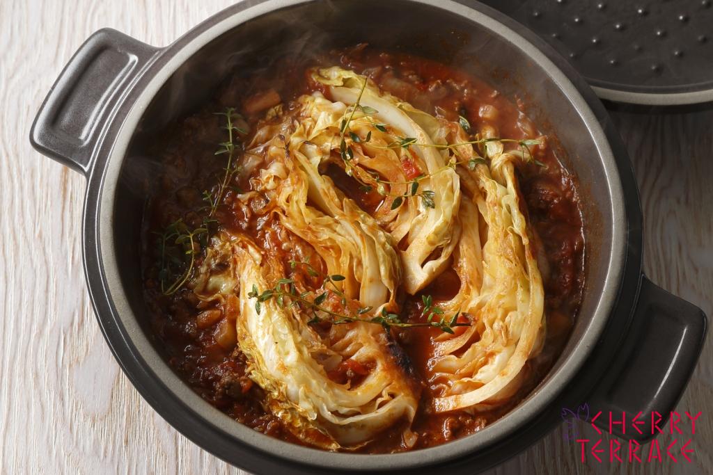 焼きキャベツの粗挽きミートソース煮込み