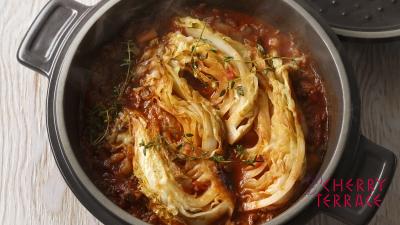 焼きキャベツの粗挽きミートソース煮込み