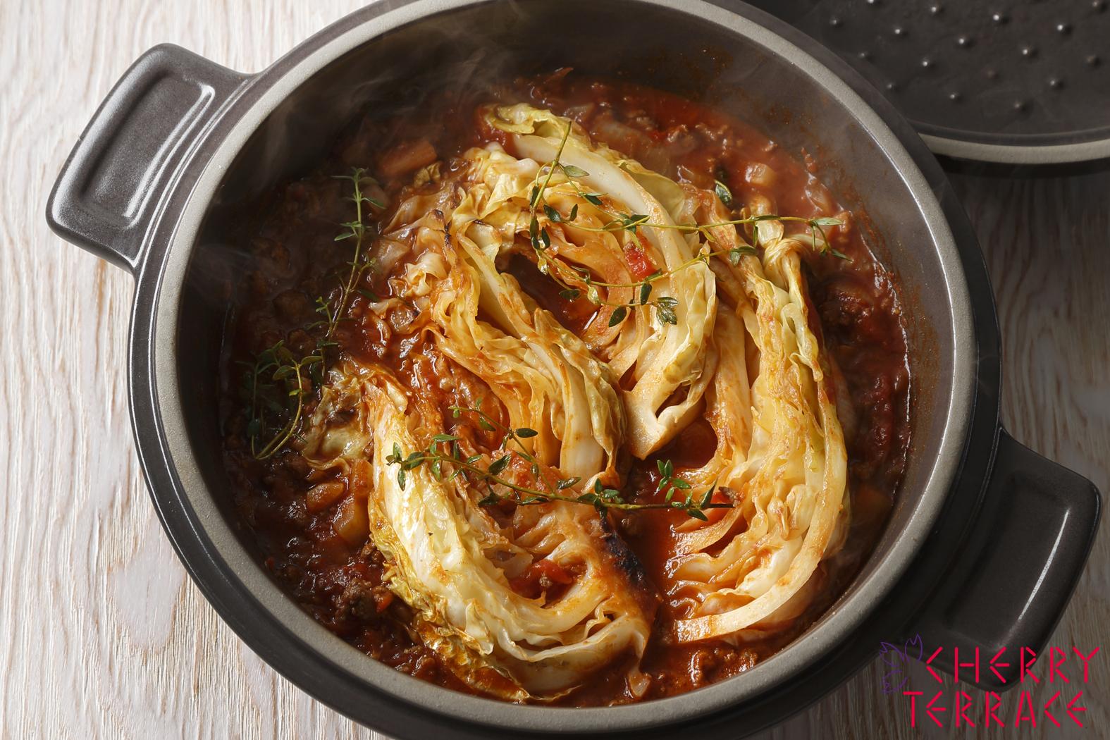 焼きキャベツの粗挽きミートソース煮込み