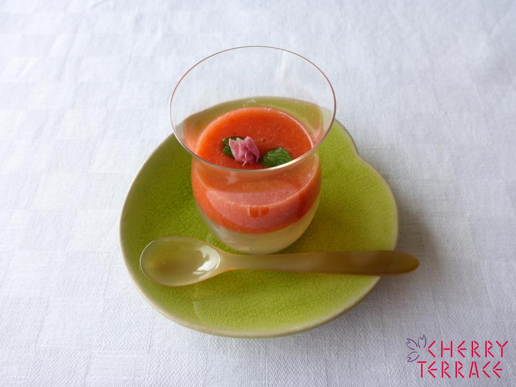 桜ゼリーのいちごソース