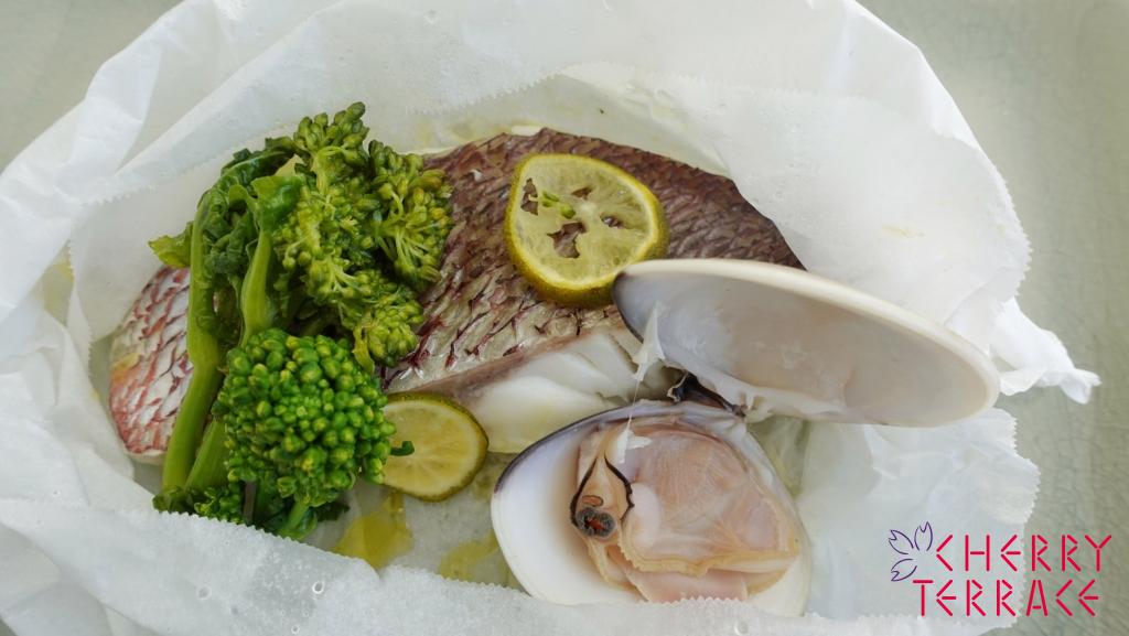 白身魚とはまぐりの包み焼き
