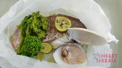 白身魚とはまぐりの包み焼き