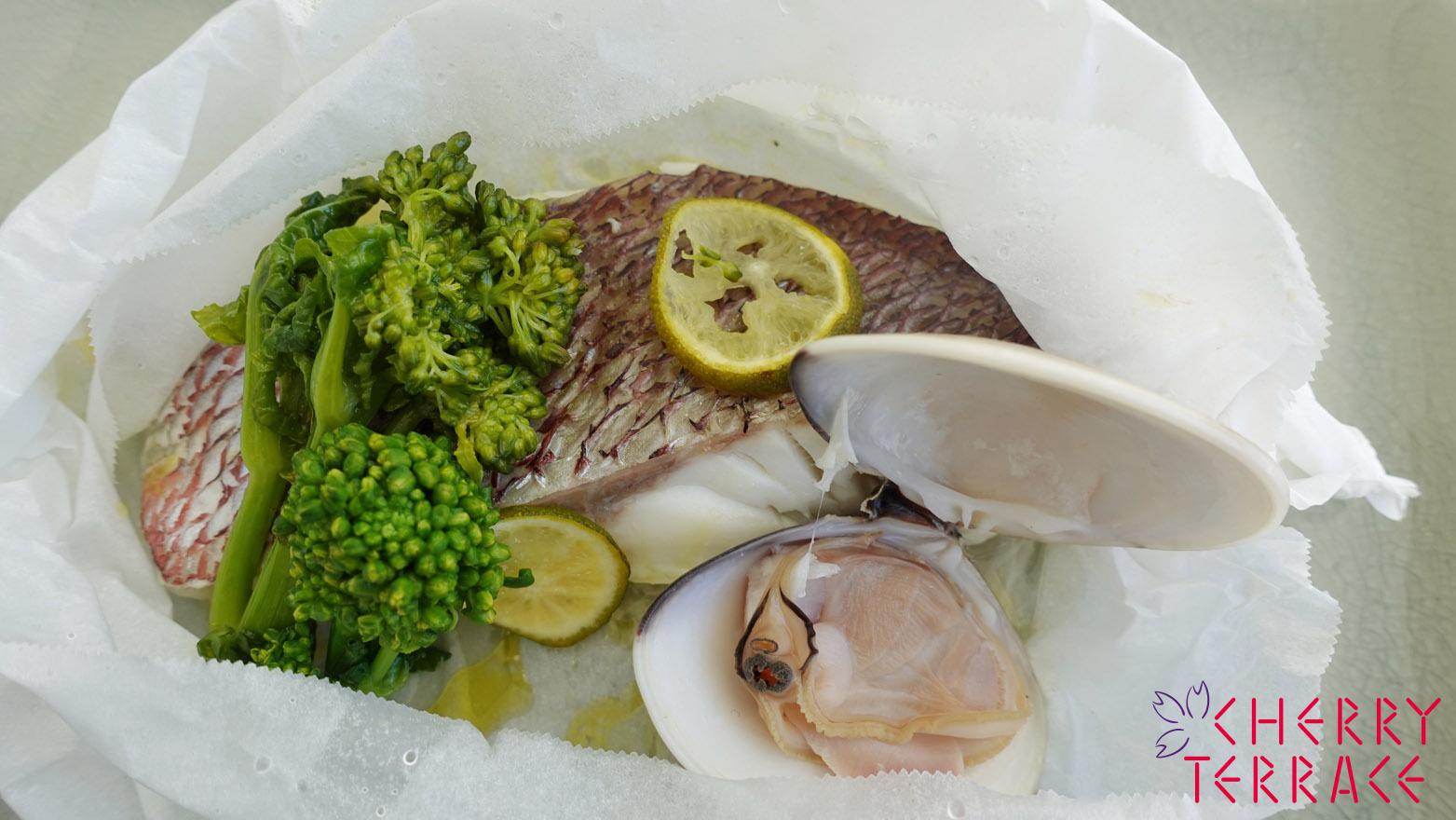 白身魚とはまぐりの包み焼き