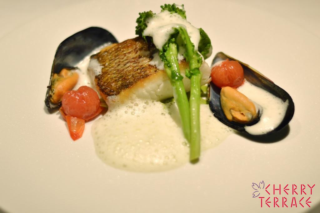 魚介の蒸し焼き　クラムチャウダーの泡のソース