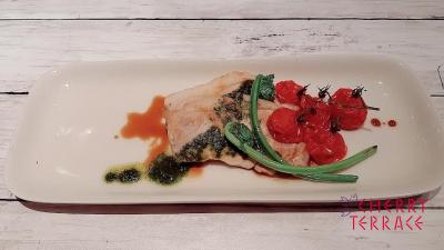 豚肉のソテー ハーブソースと焼きトマト添え