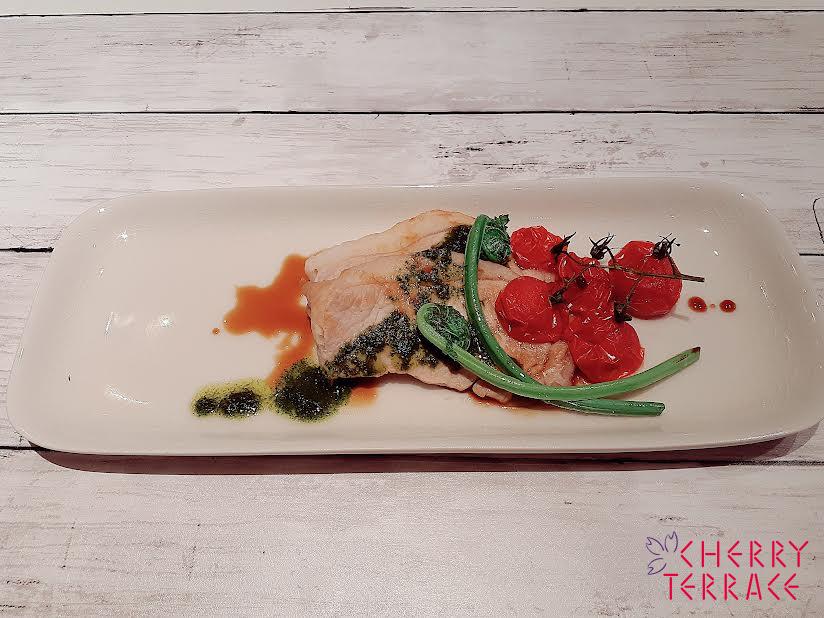 豚肉のソテー ハーブソースと焼きトマト添え