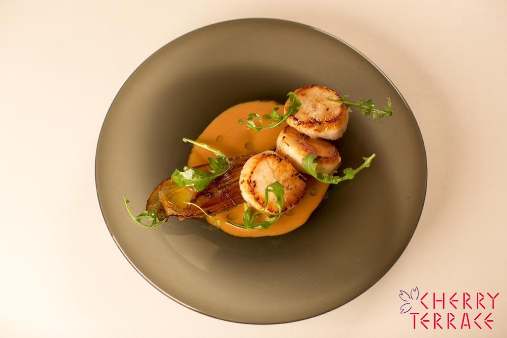 ホタテのポワレとリンゴ風味のアンディーブのロースト　甲殻類のエキスと雲丹のシヴェ風