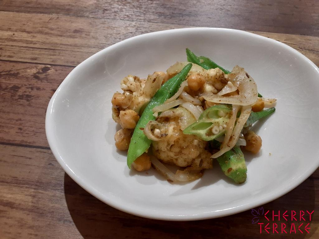 カリフラワーとオクラのサブジ