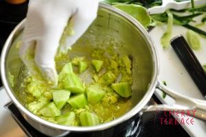 かみごたえのあるアボカドきゅうりサラダ