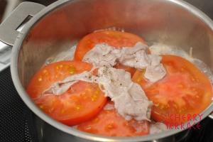 トマトと豚肉の重ね蒸し もやし担々麵風