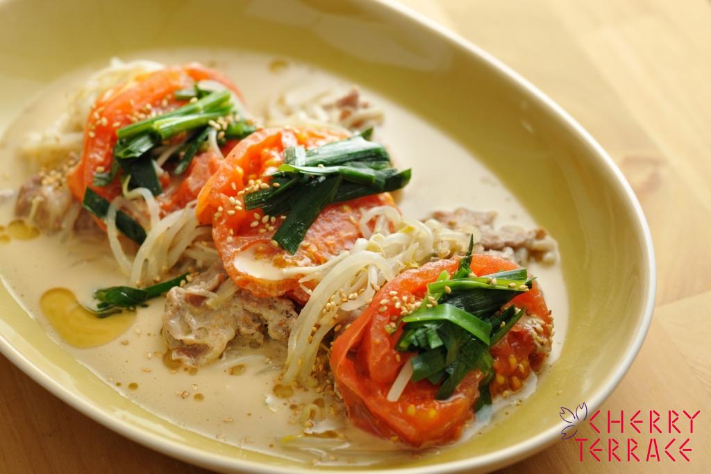 トマトと豚肉の重ね蒸し もやし担々麵風