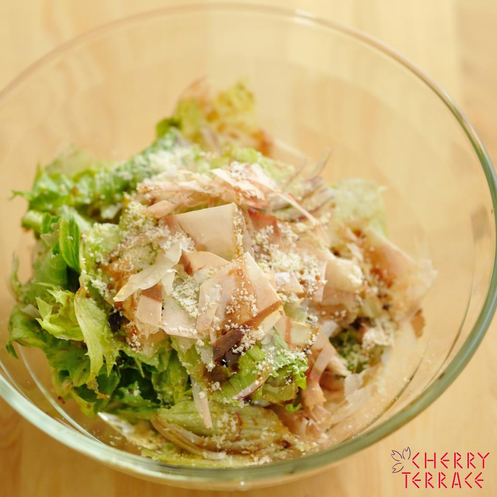 レタスとかつおチーズのサラダ
