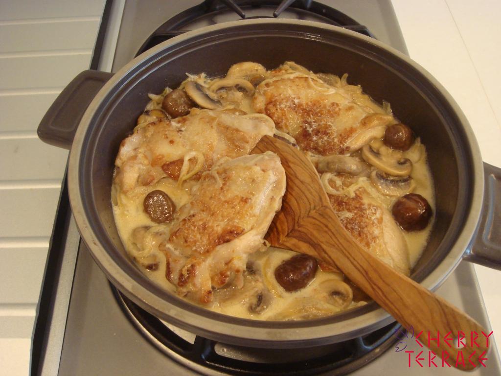 鶏のコニャックマリネ焼き 甘栗とマッシュルームのクリームソース