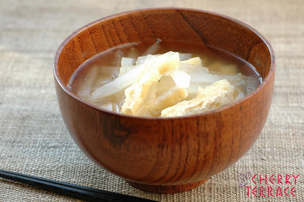 大根と油揚げの粉だしみそ汁