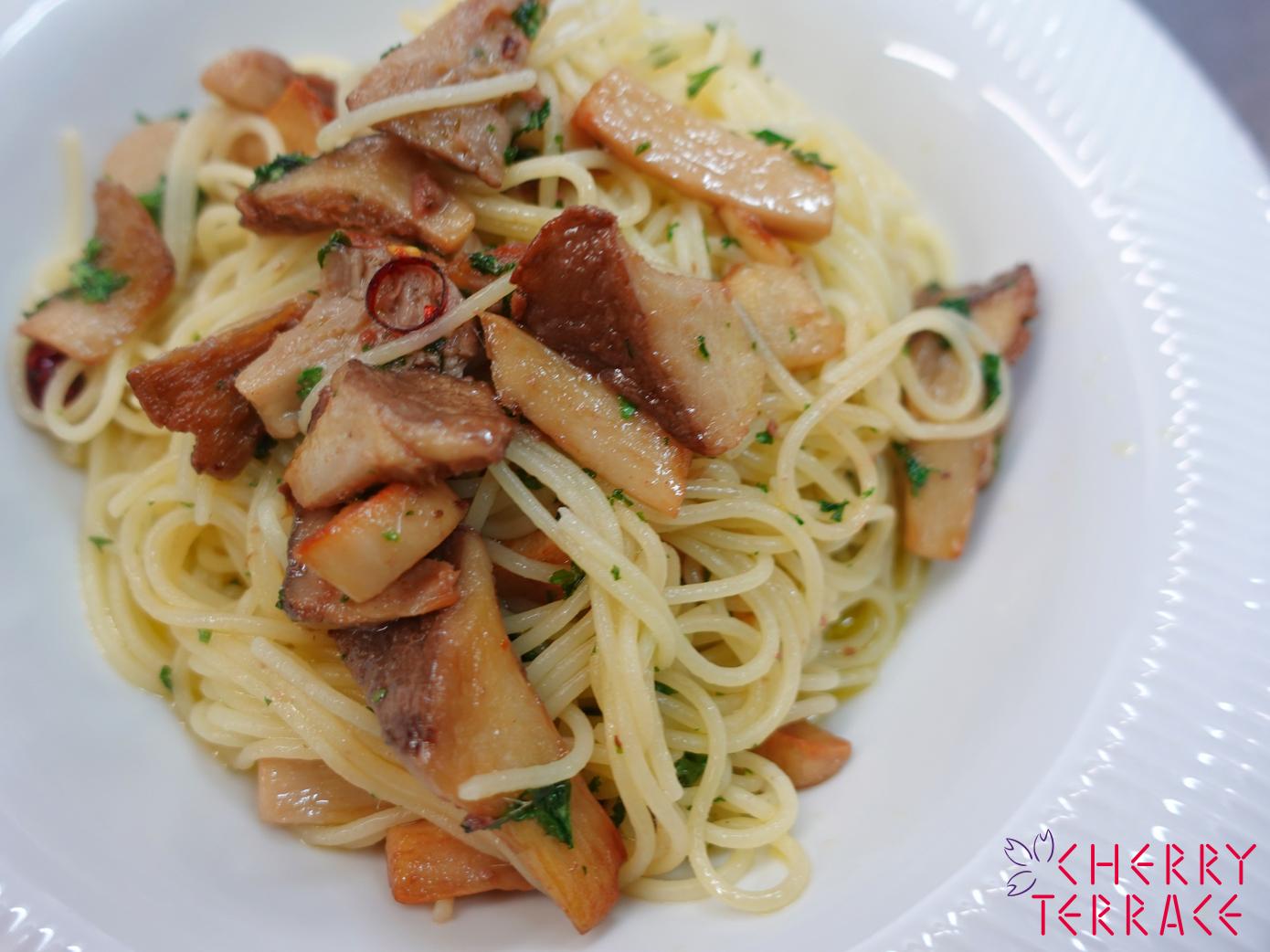 エリンギとラウデミオのペペロンチーノ