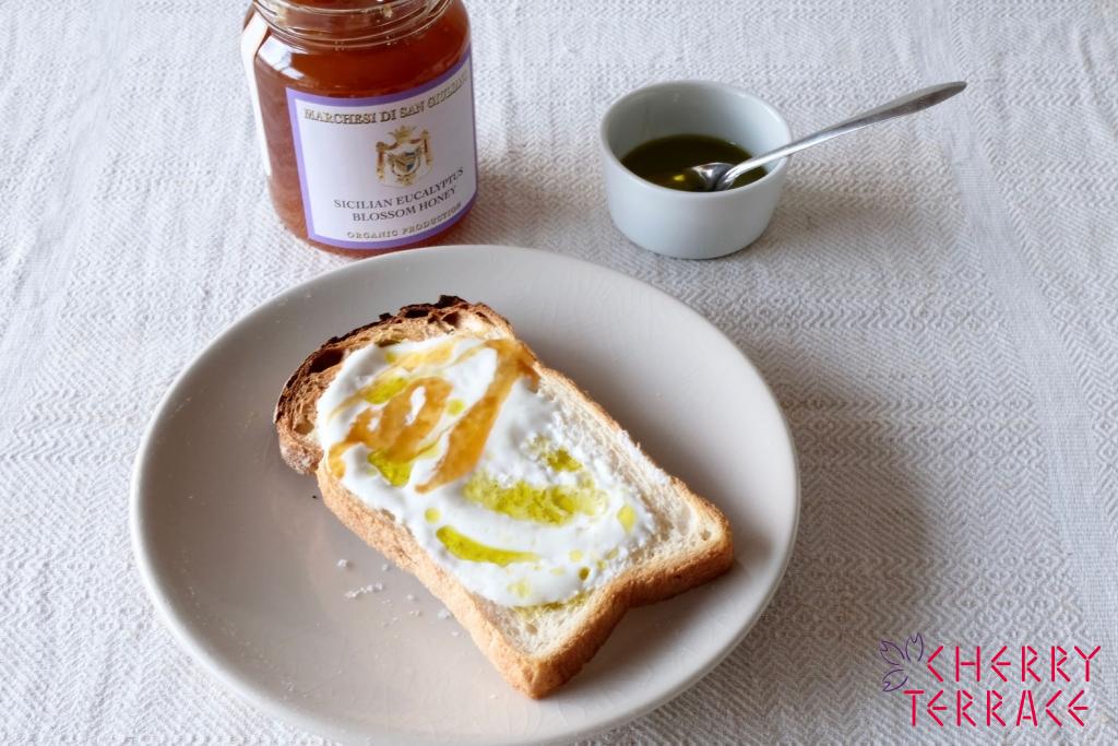 ヨーグルト、蜂蜜、ラッコルトのトースト