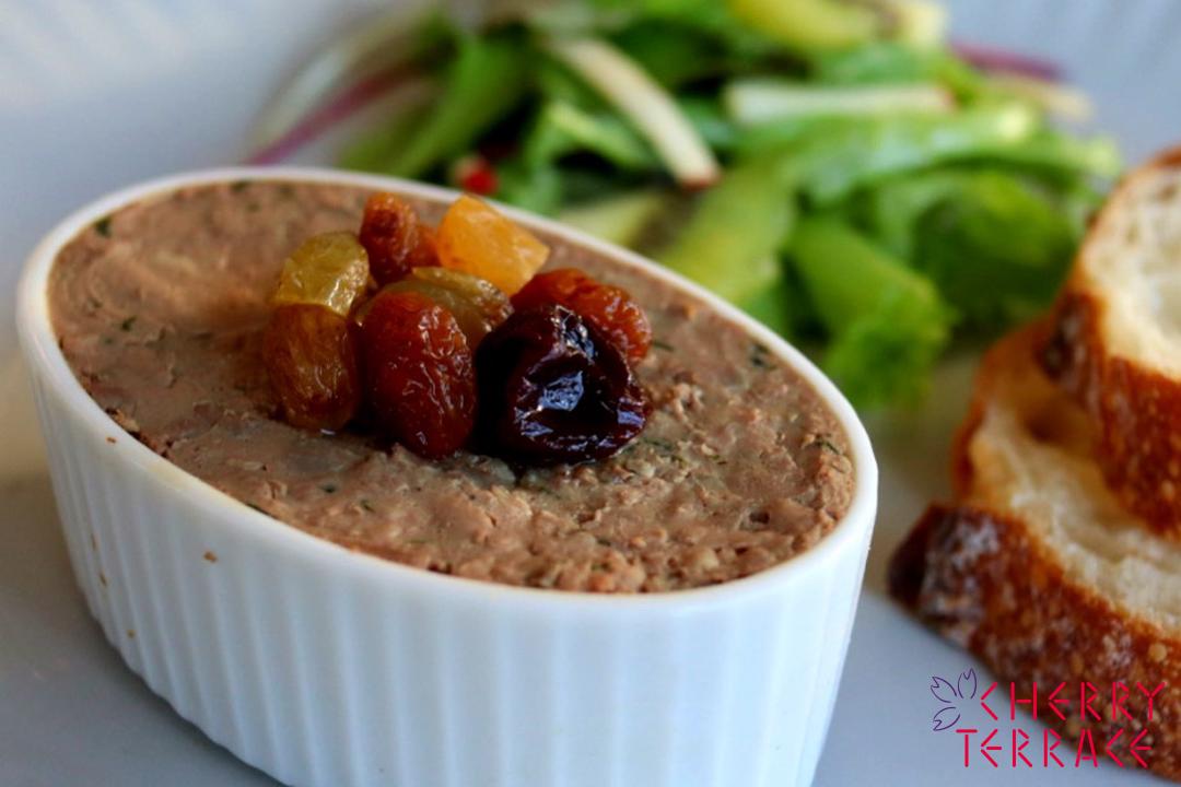 鶏レバーとジュエリーレーズンのムース サラダ添え