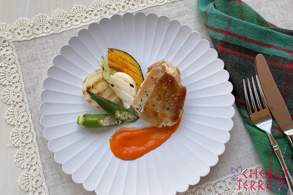 パリパリチキンとグリル野菜パプリカソース