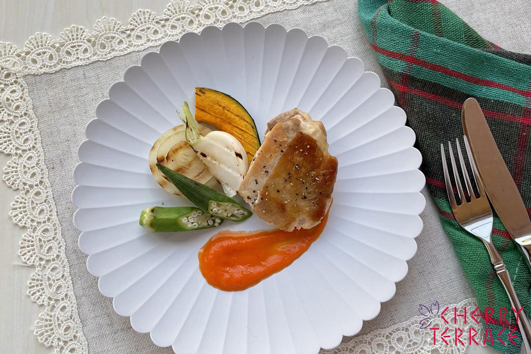 パリパリチキンとグリル野菜パプリカソース