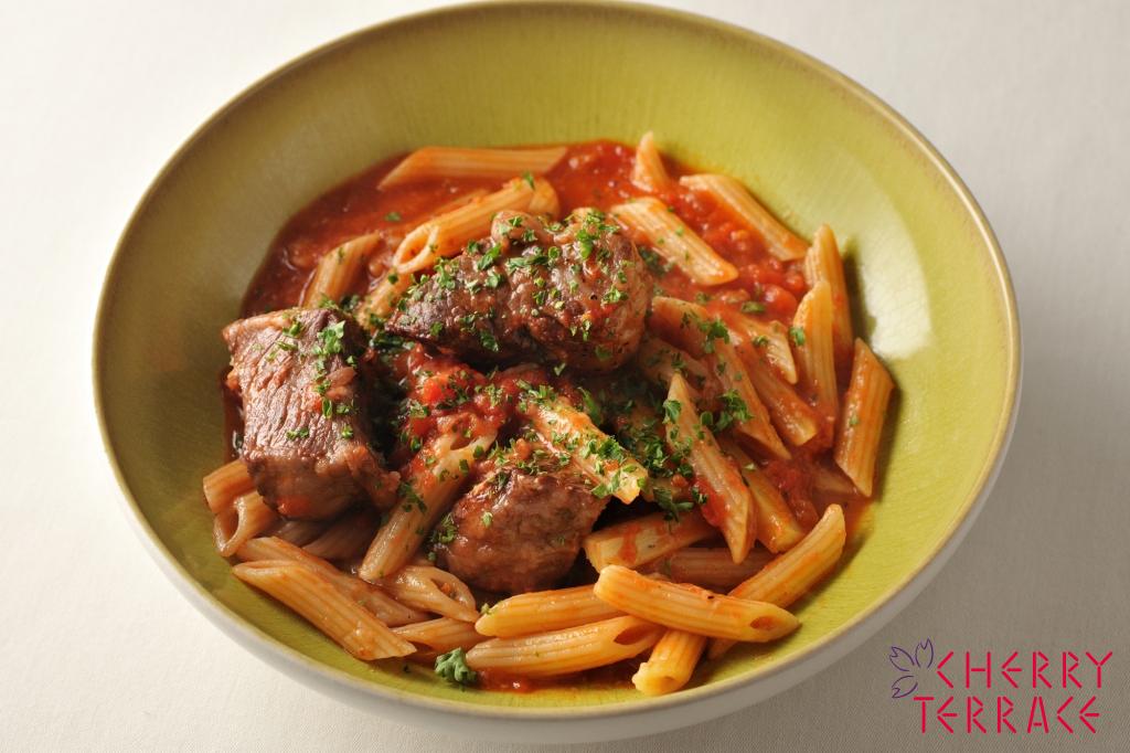 牛肉とセロリのトマト煮 ペンネ