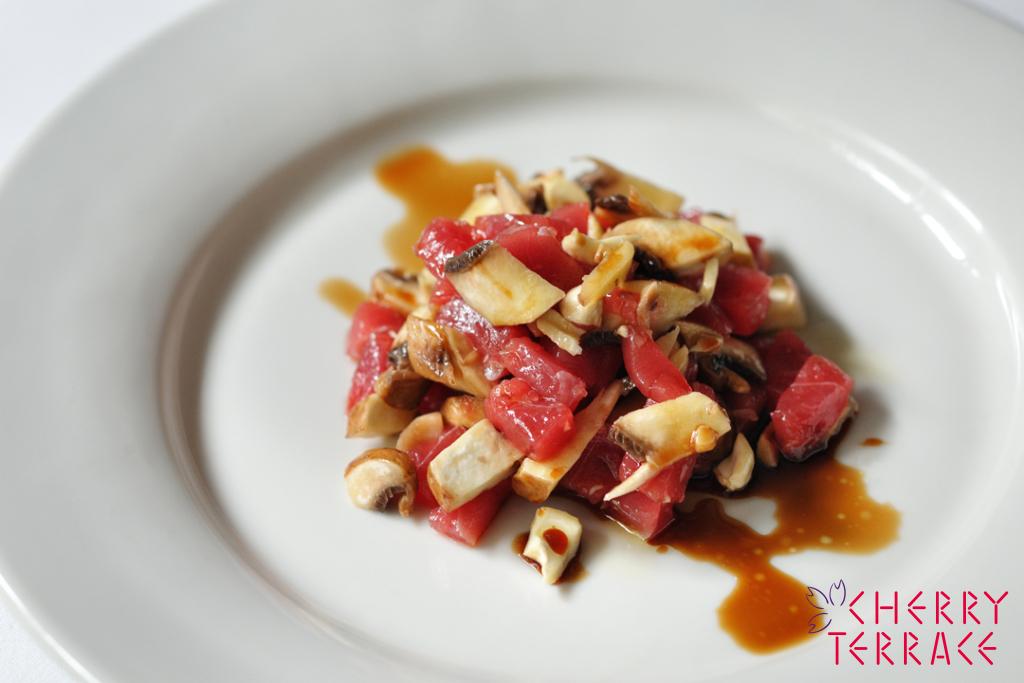 マグロとマッシュルームとカシューナッツのタルタル