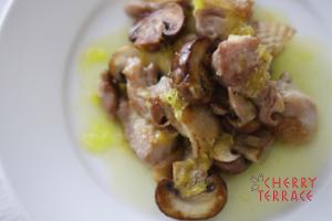 鶏肉とマッシュルームのソテー　レモンオイル