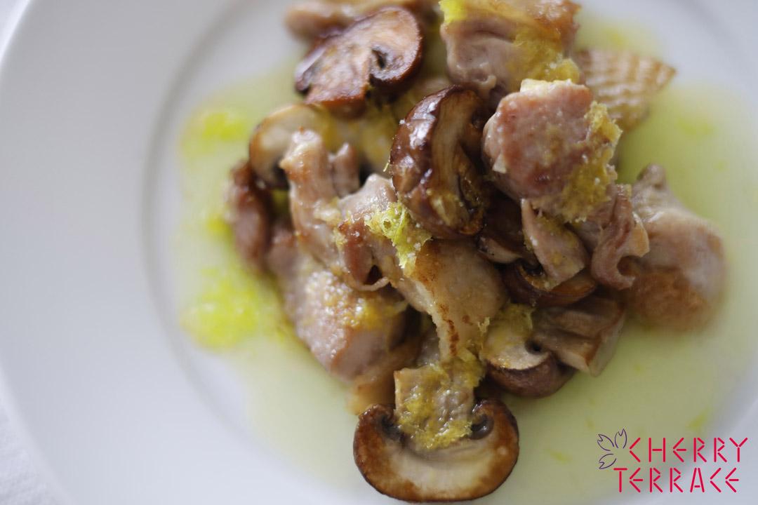 鶏肉とマッシュルームのソテー レモンオイル