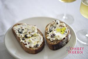 水切りヨーグルトとアンチョビのクロストーネ