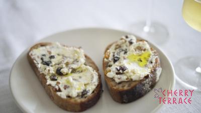 水切りヨーグルトとアンチョビのクロストーネ