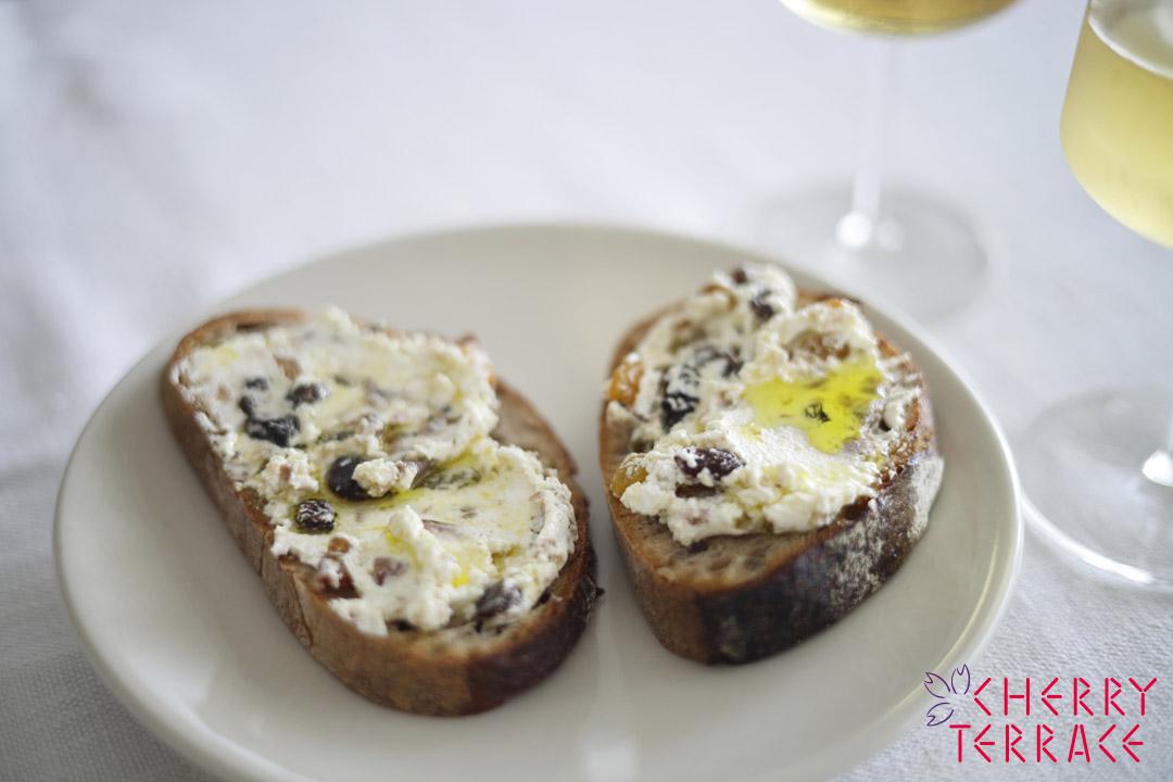 水切りヨーグルトとアンチョビのクロストーネ