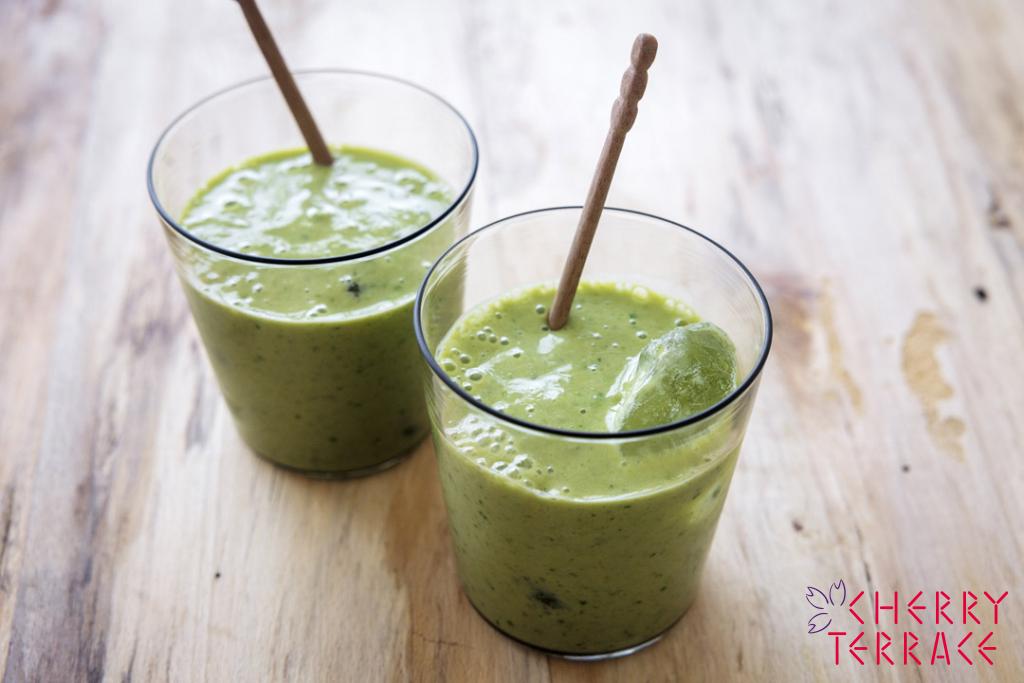 バナナ、冷凍マンゴー、青梗菜のヨーグルトスムージー