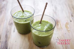 バナナ、冷凍マンゴー、青梗菜のヨーグルトスムージー