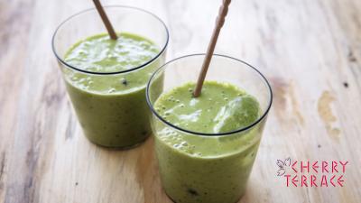 バナナ、冷凍マンゴー、青梗菜のヨーグルトスムージー